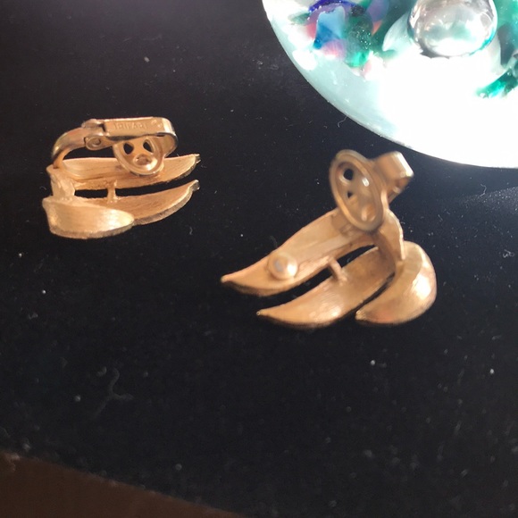 Trifari Gold Tone Vintage Clip Earrings - Picture 4 of 6